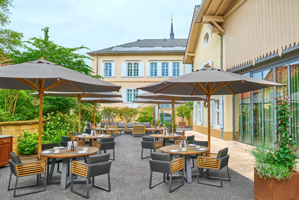 Frühstücksterrasse im Anwesen des Genussresorts Ketschauer Hof beheimatet, in Deidesheim/ Pfalz.