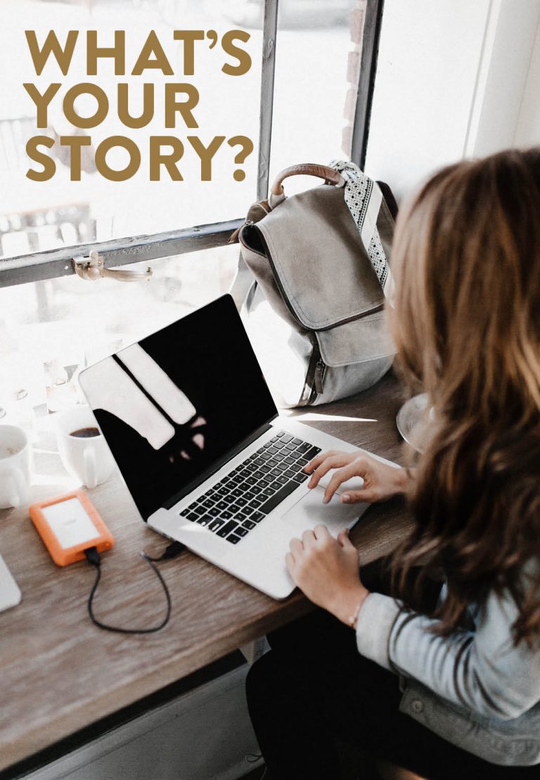 Langhaarige brünette Dame sitzt vor einem Laptop und tippt, daneben steht ihr Rucksack. Links oben im Bild in Lettern zu lesen: What's your Story? Wir bewerben mit diesem