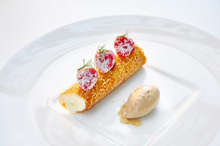 Dessert mit Himbeeren und Eis im Restaurant 1718, ansässig im Genussresort Ketschauer Hof