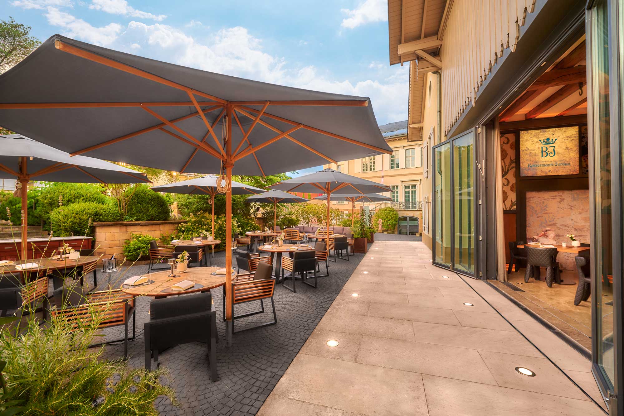 Sommer-Terrasse des 2-Sterne-Gourmetrestaurants L.A. Jordan. Das Restaurant ist im Anwesen des Genussresorts Ketschauer Hof beheimatet, in Deidesheim/ Pfalz.