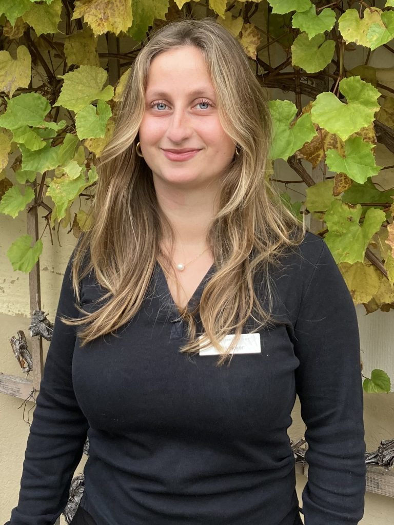 Marie Völcker, Service Aushilfe im Frühstück im Genussresort Ketschauer Hof in Deidesheim/ Pfalz.