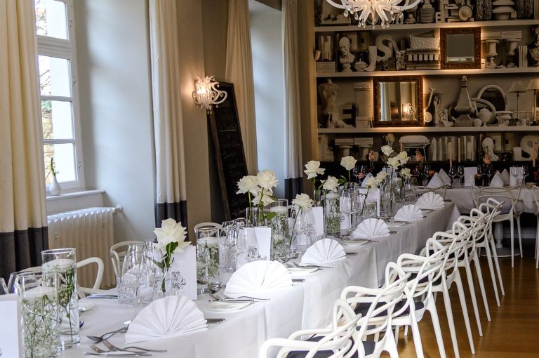 Charmant und zurückgezogen Hochzeit feiern im Restaurant 1718. Hier eine festlich eingedeckte Hochzeitstafel im Kaminzimmer des Restaurants