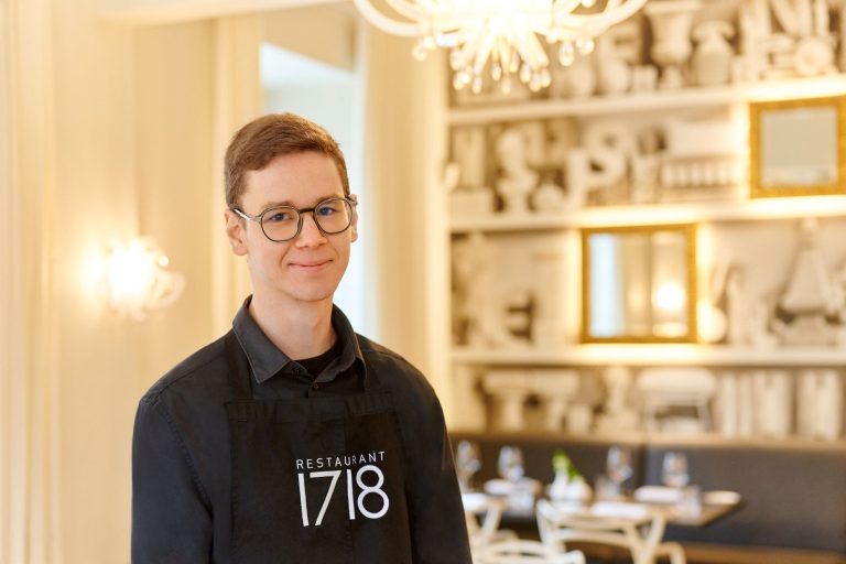 Torben Kühn, Chef de Rang im Restaurant 1718, beheimatet im Anwesen Ketschauer Hof in Deidesheim/ Pfalz