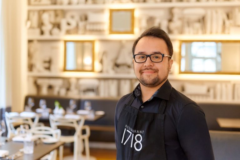 Eric Lay, Chef de Rang im Restaurant 1718, beheimatet im Anwesen Ketschauer Hof in Deidesheim/ Pfalz