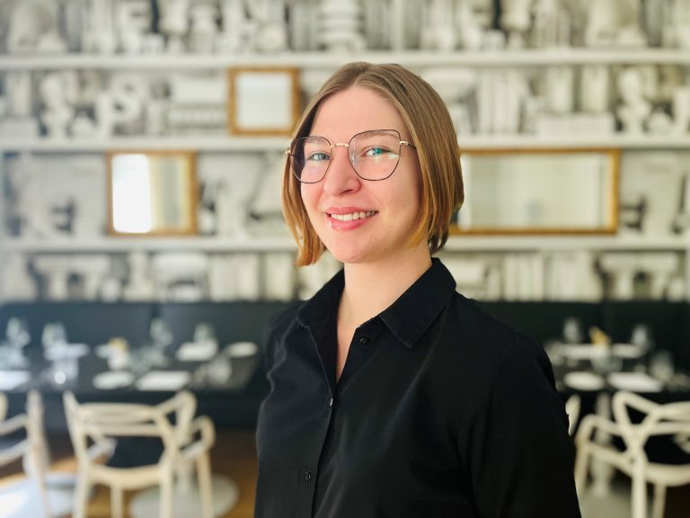 Raphaela Von Boeltzig, Commis de Rang Restaurant 1718, ansässig im Genussresort Ketschauer Hof in Deidesheim/ Pfalz.