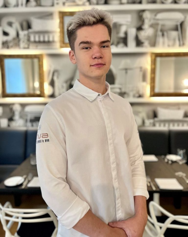 Simon Weddehage, Auszubildender Koch im Restaurant 1718, beheimatet im Anwesen Ketschauer Hof in Deidesheim/ Pfalz