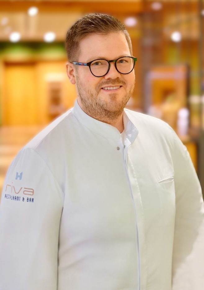 Mike Deuschel, Küchenchef im Restaurant RIVA des Wein- und Seminarhotels Kaisergarten Deidesheim/ Pfalz. Mike Deuschel verantwortet zudem das Restaurant 1718, im Genussresort Ketschauer Hof.