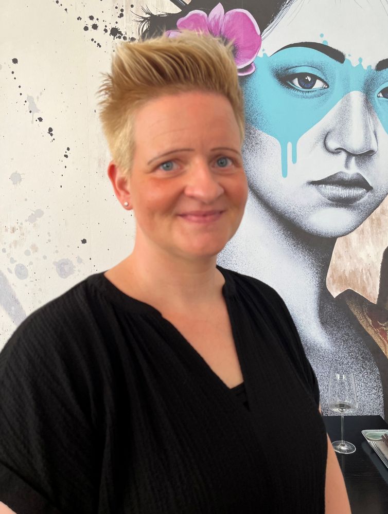 Nicole Neumann, Chef de Rang des Restaurants Sushi B., ansässig im Weingut Reichsrat von Buhl. Das Sushi B. ist Teil der Ketschauer Hof GmbH.