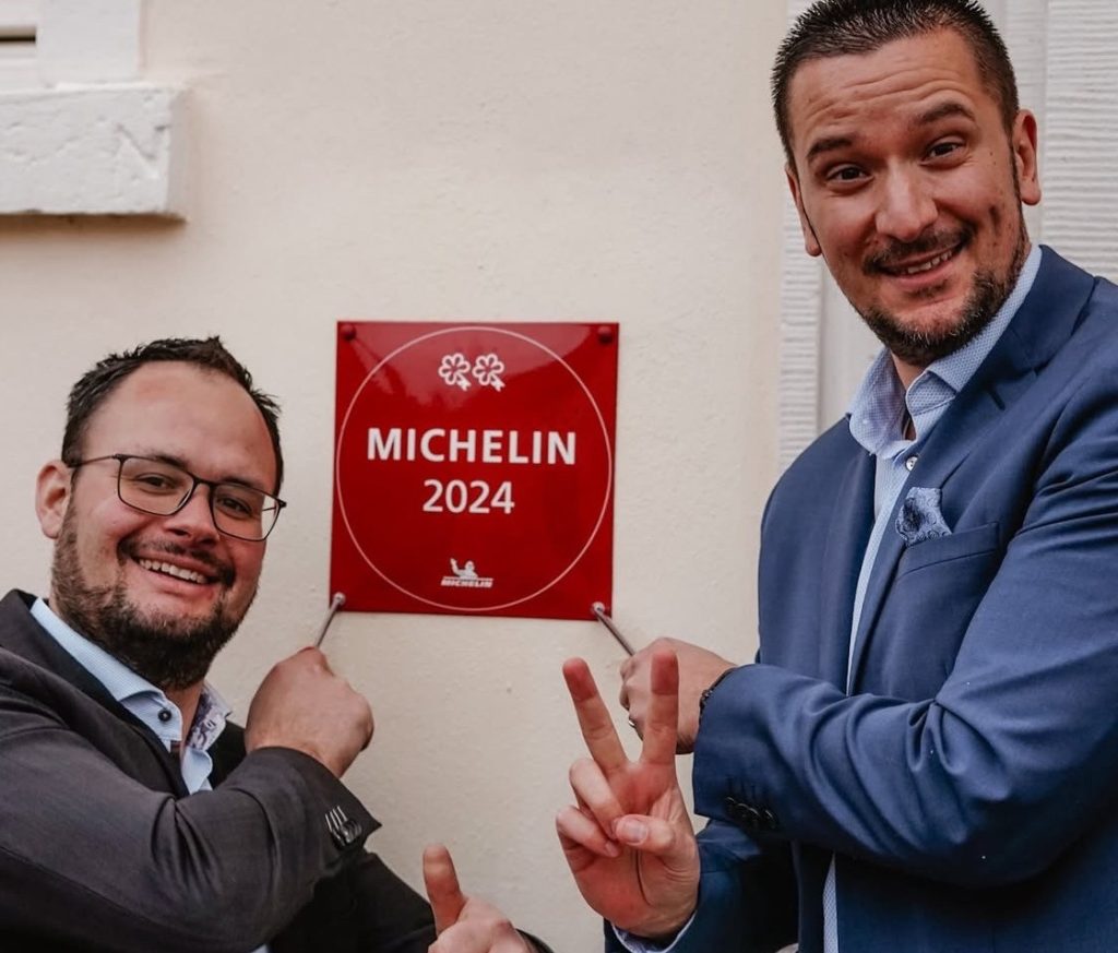 Unser Boutiquehotel Ketschauer Hof erhält im Dezember 2024 erstmals 2 Michelin Keys. Hier auf dem Foto links Empfangschef Fabian Baumann, rechts Ass. Hotel Manager Tim Reuter beim Anbringen des Schilds.