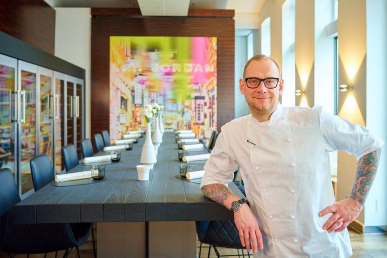 Daniel Schimkowitsch, Küchenchef des 2-Sterne-Gourmetrestaurants L. A. Jordan. Hier angelehnt an der Tafel in der Lounge.