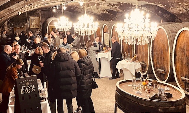 9. Champagner Tasting im Genussresort Ketschauer Hof. Zu sehen ist unser historischer Gewölbekeller "Cave 1822". Unsere Gäste sind mit den Champagnerhäusern im regen Austausch und verkosten die Sorten.